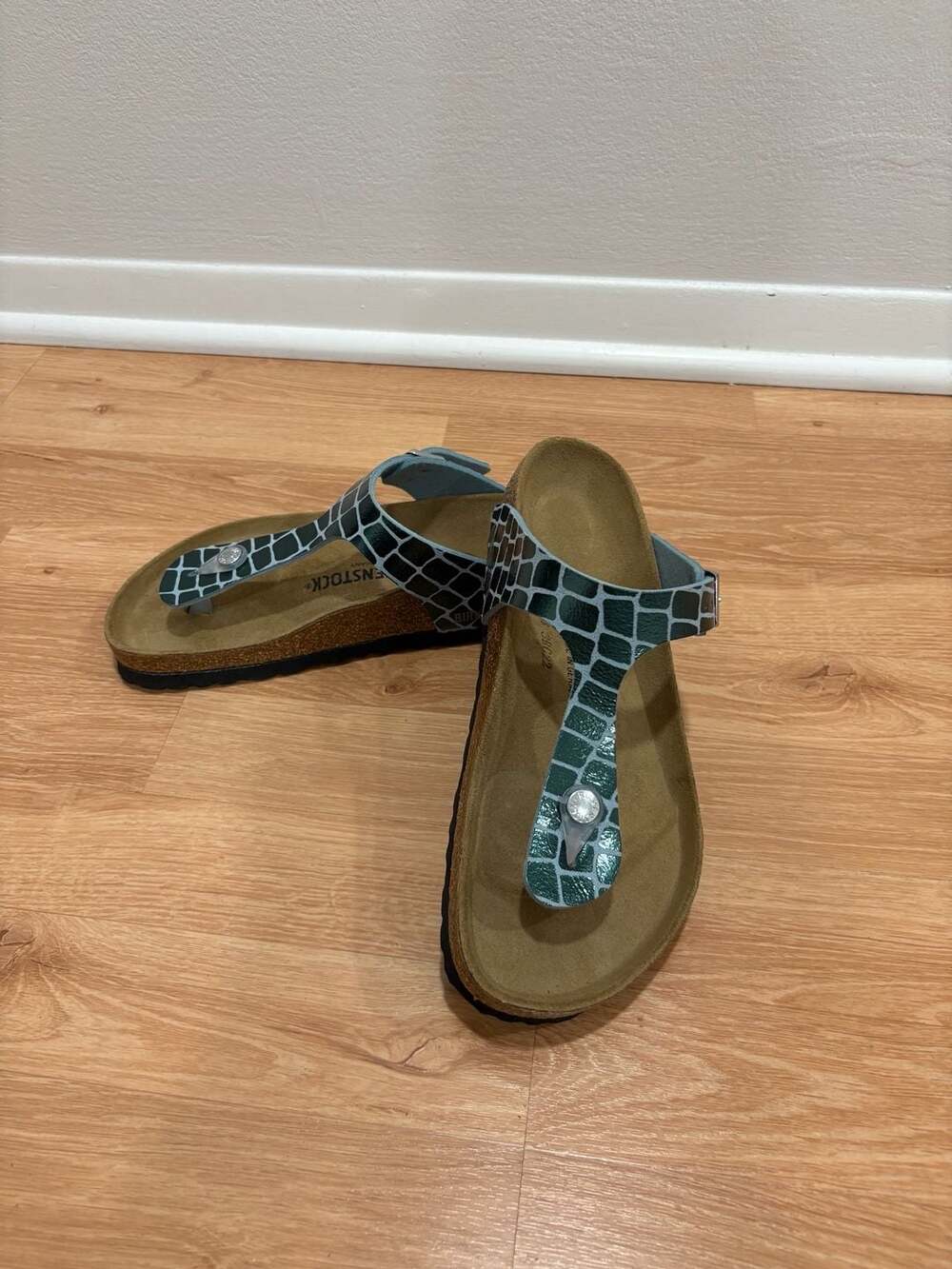 Birkenstock Gizeh Green Crocodile Embossed Sandals Size 38 - Picture 3 of 4
